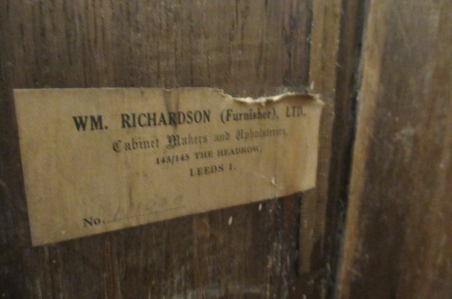 A GEORGIAN MAHOGANY LINEN PRESS Image