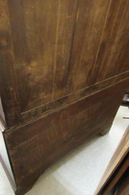 A GEORGIAN MAHOGANY LINEN PRESS Image