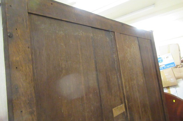 A GEORGIAN MAHOGANY LINEN PRESS Image