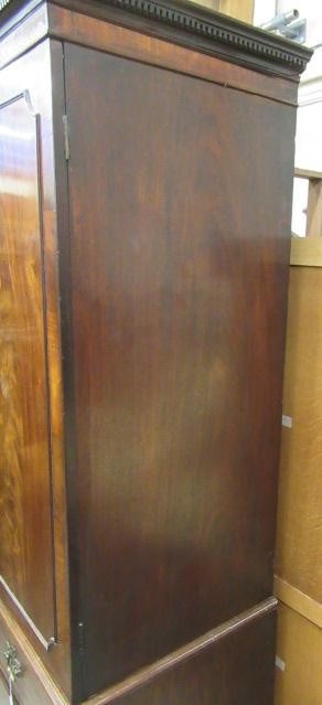 A GEORGIAN MAHOGANY LINEN PRESS Image