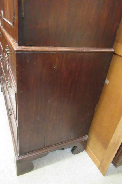 A GEORGIAN MAHOGANY LINEN PRESS Image