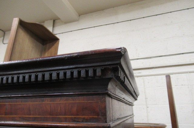 A GEORGIAN MAHOGANY LINEN PRESS Image