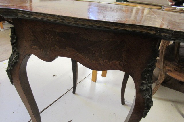 A FRENCH KINGWOOD AND MARQUETRY LOUIS XVI STYLE TABLE Image