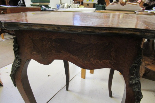 A FRENCH KINGWOOD AND MARQUETRY LOUIS XVI STYLE TABLE Image