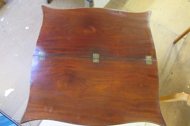 A GEORGIAN MAHOGANY FOLDING TEA TABLE Image