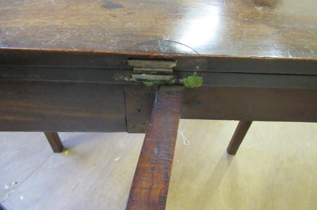 A GEORGIAN MAHOGANY FOLDING TEA TABLE Image
