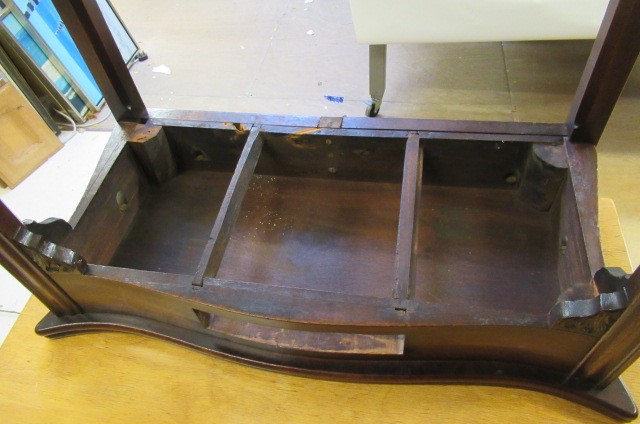 A GEORGIAN MAHOGANY FOLDING TEA TABLE Image