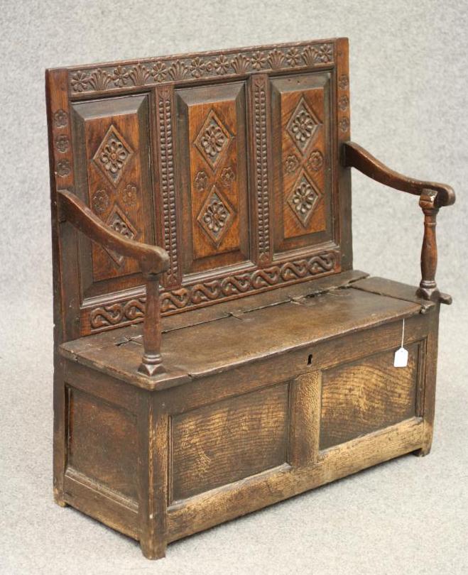 A GEORGIAN SMALL JOINED OAK BOX SETTLE Image