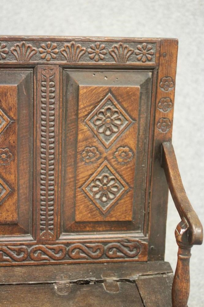 A GEORGIAN SMALL JOINED OAK BOX SETTLE Image