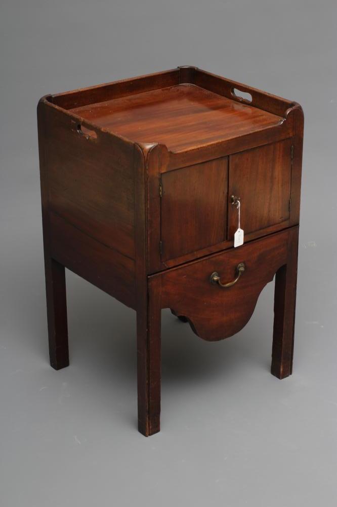 A GEORGIAN MAHOGANY BEDSIDE COMMODE Image