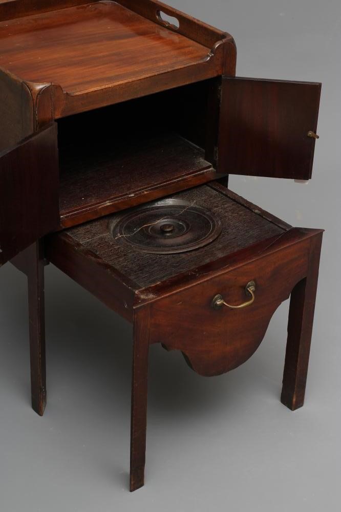 A GEORGIAN MAHOGANY BEDSIDE COMMODE Image