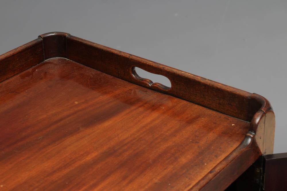 A GEORGIAN MAHOGANY BEDSIDE COMMODE Image