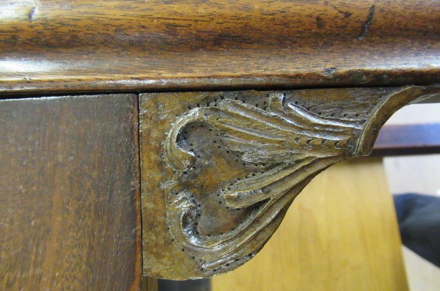 A VICTORIAN ROSEWOOD LOO TABLE Image