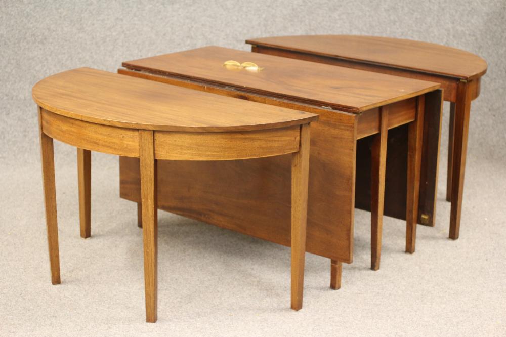 A GEORGIAN MAHOGANY DINING TABLE Image