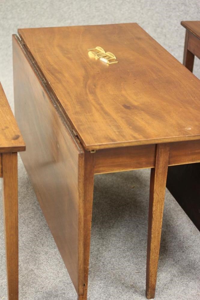 A GEORGIAN MAHOGANY DINING TABLE Image