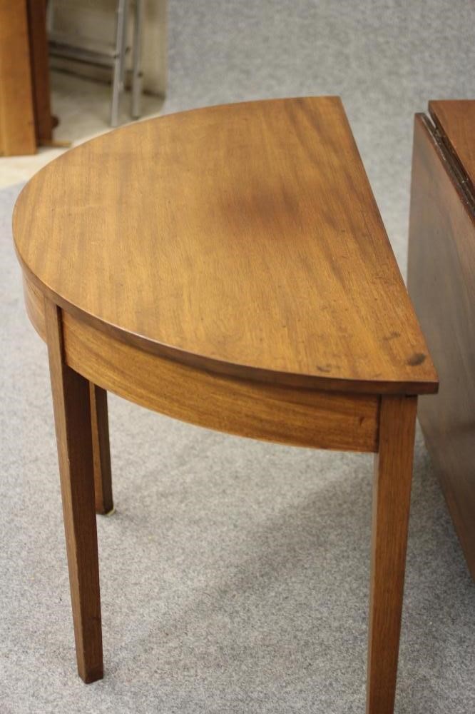 A GEORGIAN MAHOGANY DINING TABLE Image