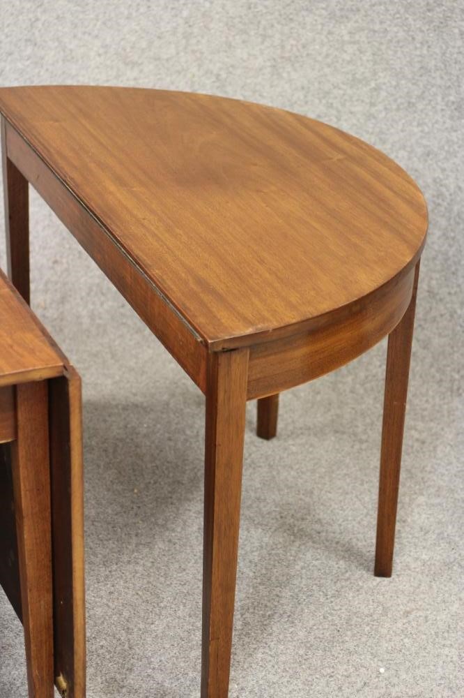 A GEORGIAN MAHOGANY DINING TABLE Image