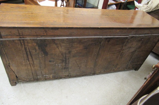 A GEORGIAN OAK ENCLOSED DRESSER Image