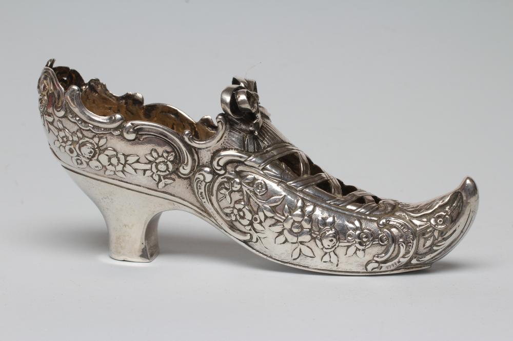 AN EDWARDIAN SILVER LARGE NOVELTY SHOE PIN CUSHION Image