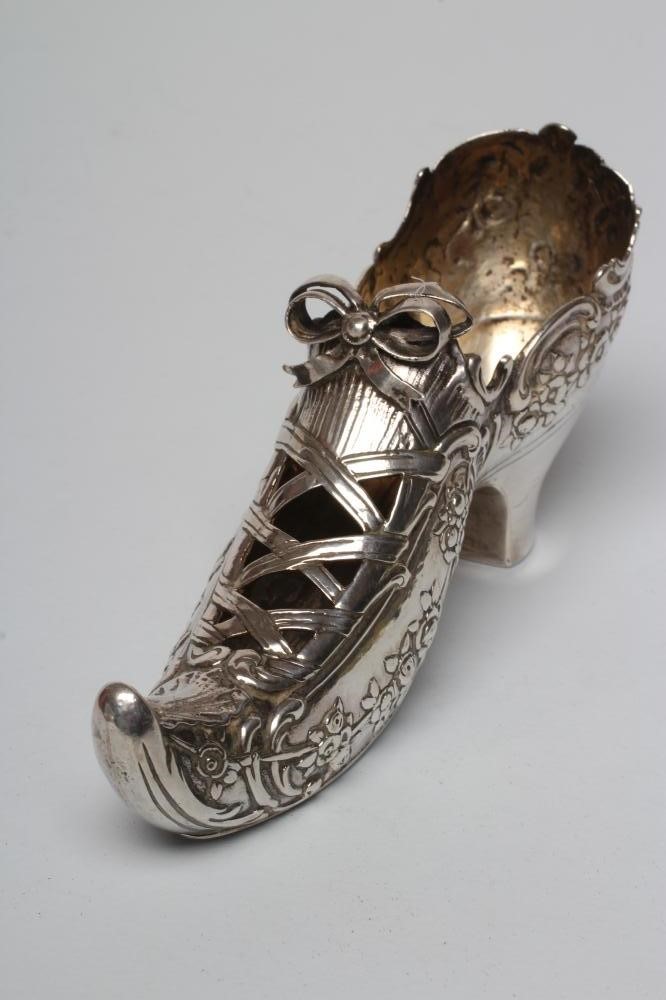 AN EDWARDIAN SILVER LARGE NOVELTY SHOE PIN CUSHION Image