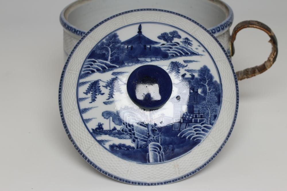 A CHINESE EXPORT PORCELAIN CHAMBER POT AND COVER of rounded cylindrical form with basket weave Image