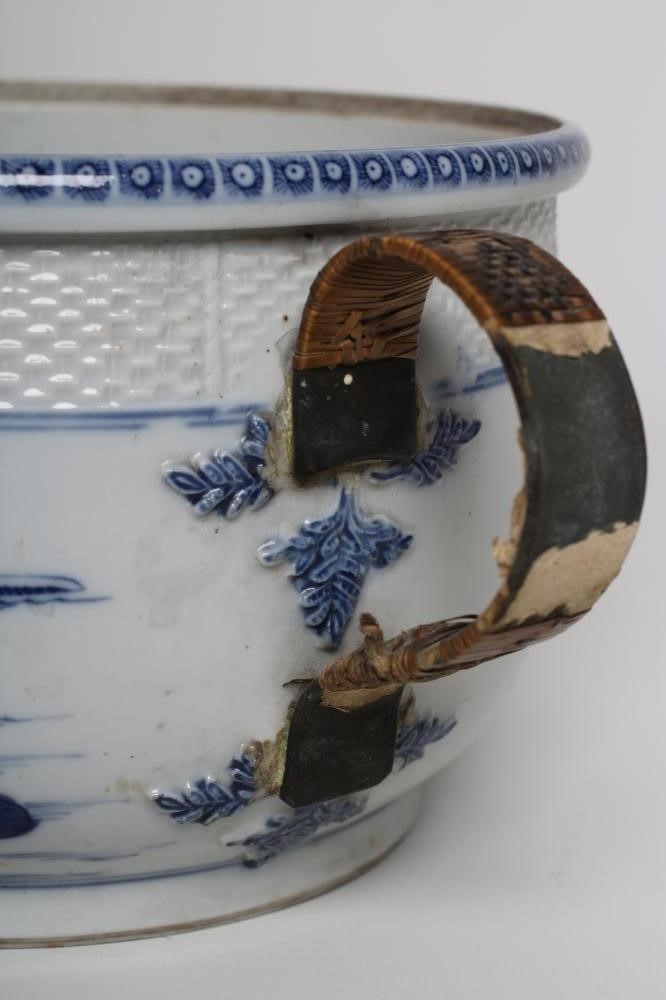 A CHINESE EXPORT PORCELAIN CHAMBER POT AND COVER of rounded cylindrical form with basket weave Image