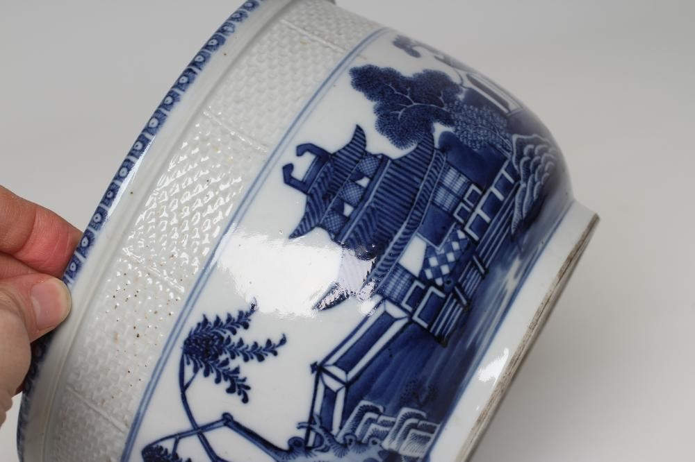 A CHINESE EXPORT PORCELAIN CHAMBER POT AND COVER of rounded cylindrical form with basket weave Image