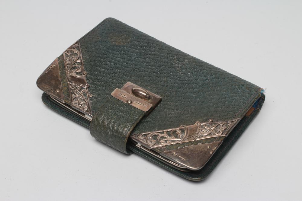 A LATE VICTORIAN SILVER MOUNTED PURSE Image