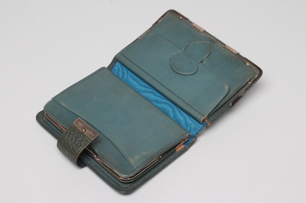 A LATE VICTORIAN SILVER MOUNTED PURSE Image