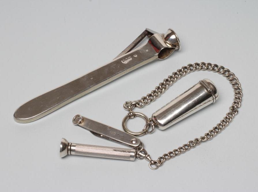 AN EDWARDIAN SILVER CIGAR CUTTER Image