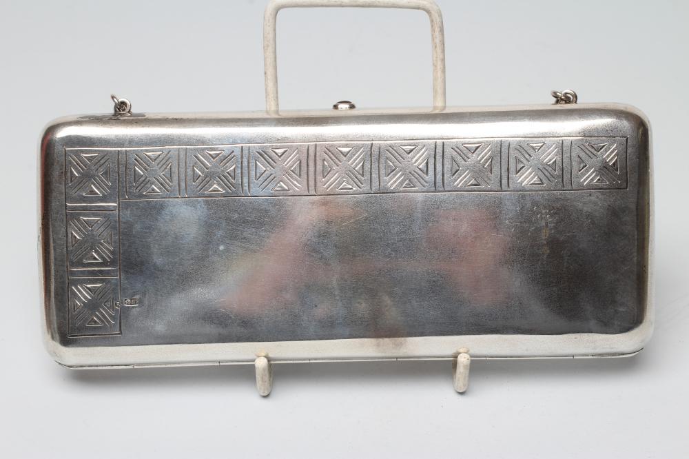 A LATVIAN WHITE METAL EVENING PURSE Image