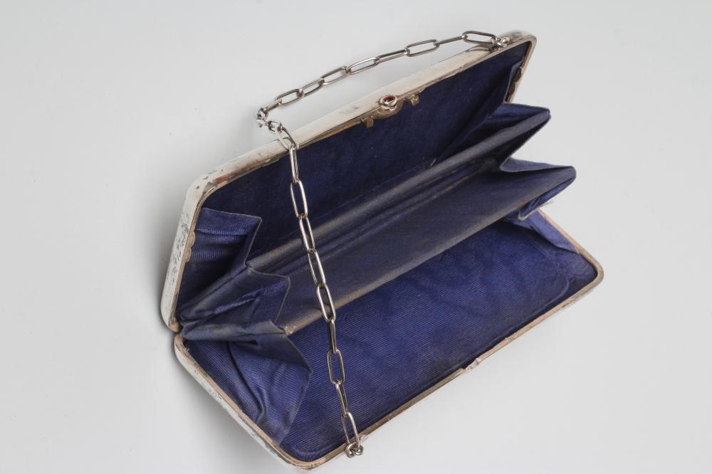 A LATVIAN WHITE METAL EVENING PURSE Image