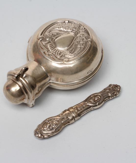 AN EDWARDIAN ART NOUVEAU SILVER SCENT BOTTLE CASE Image