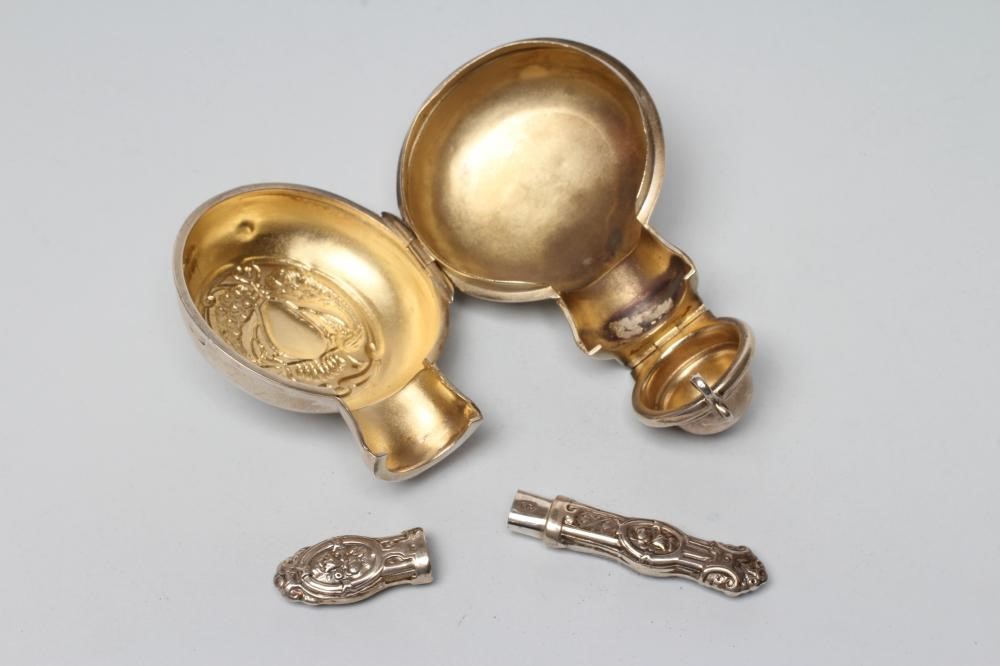 AN EDWARDIAN ART NOUVEAU SILVER SCENT BOTTLE CASE Image