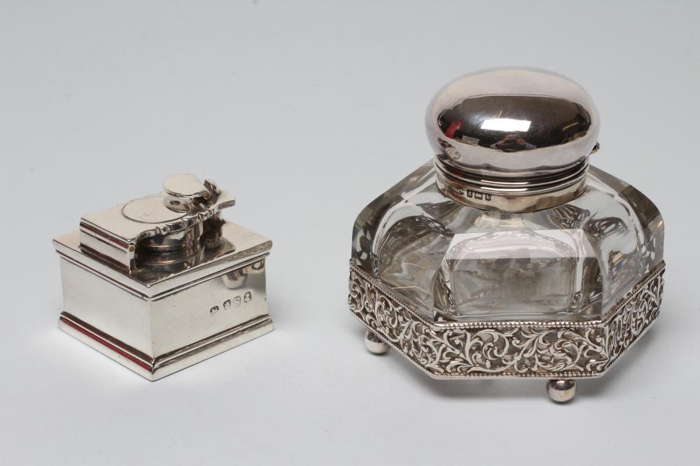 A LATE GEORGE III SILVER TRAVELLING INKWELL Image