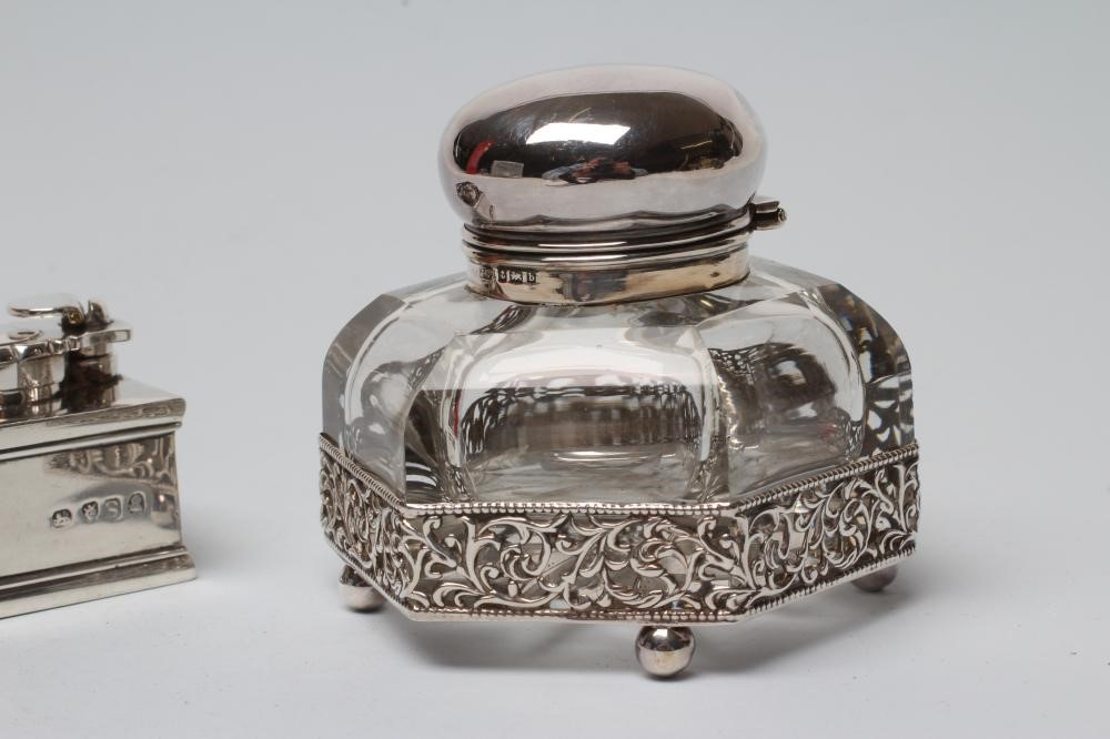A LATE GEORGE III SILVER TRAVELLING INKWELL Image