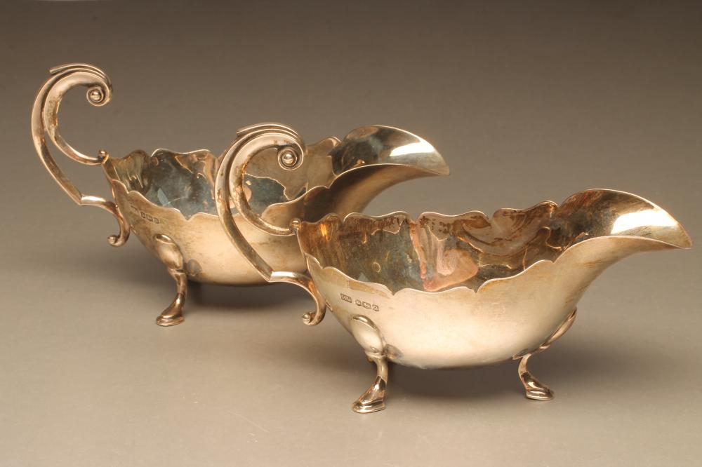 A PAIR OF ART DECO SILVER SAUCE BOATS Image
