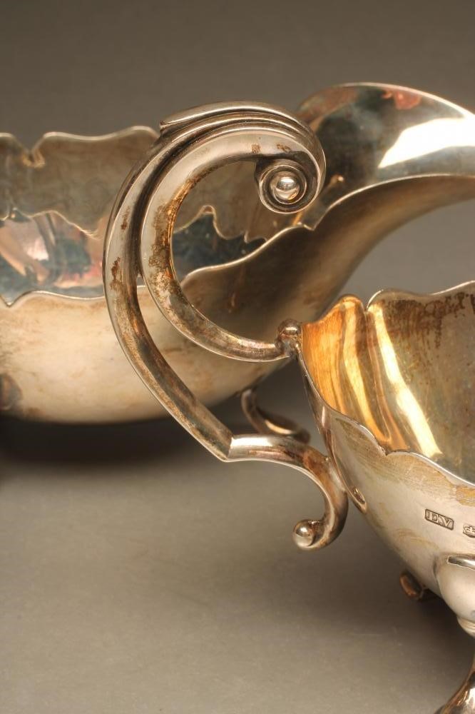 A PAIR OF ART DECO SILVER SAUCE BOATS Image