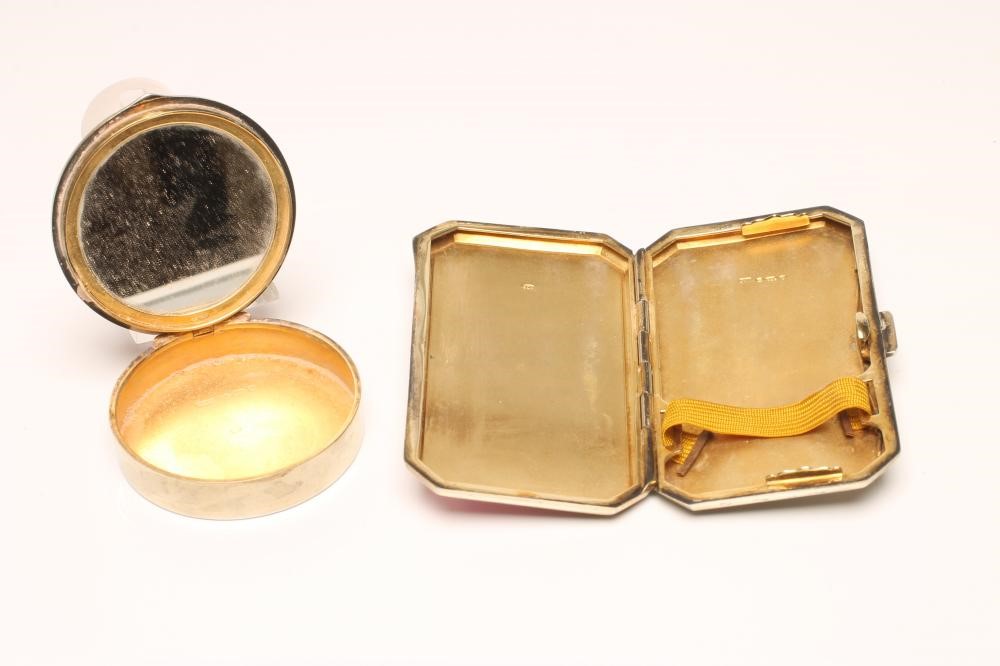 AN ART DECO SILVER COMPACT Image