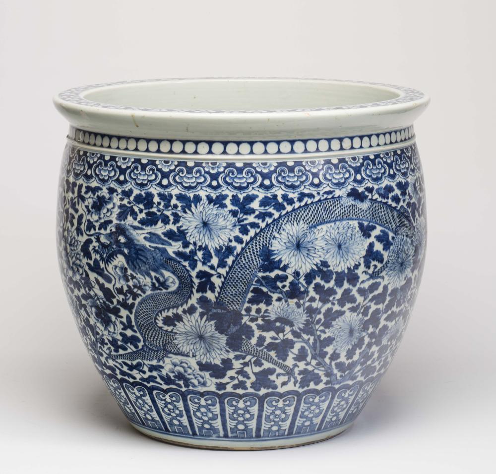 A MASSIVE CHINESE PORCELAIN JARDINIERE of rounded form Image