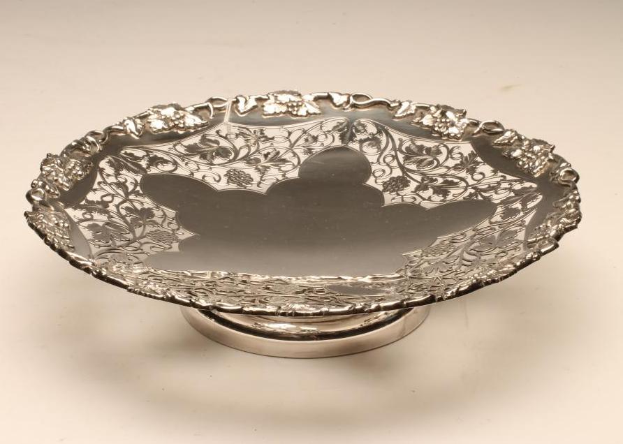 A LOW PEDESTAL SILVER FRUIT DISH Image