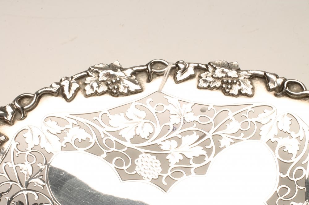 A LOW PEDESTAL SILVER FRUIT DISH Image