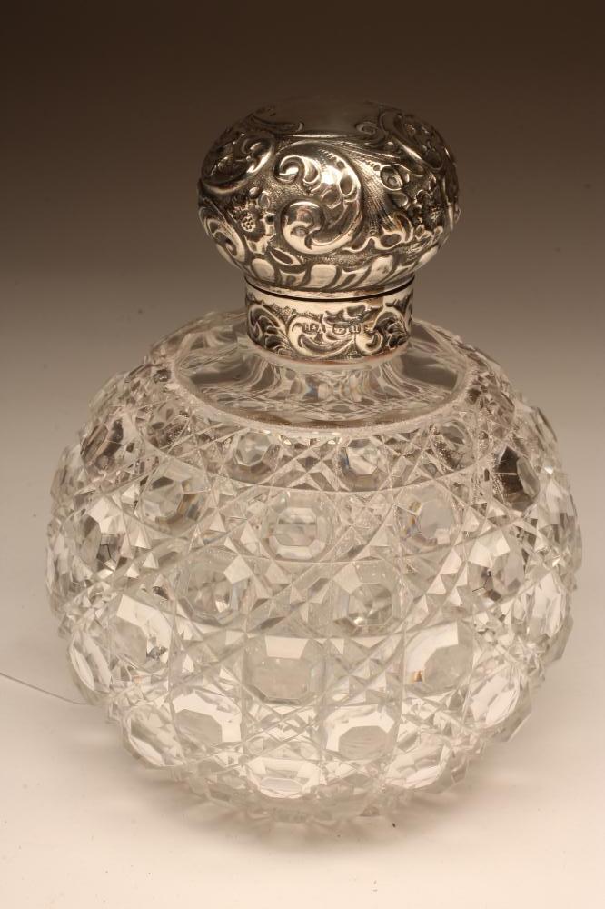 A LATE VICTORIAN SILVER MOUNTED GLASS SCENT BOTTLE Image