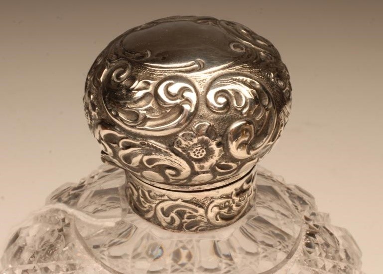 A LATE VICTORIAN SILVER MOUNTED GLASS SCENT BOTTLE Image