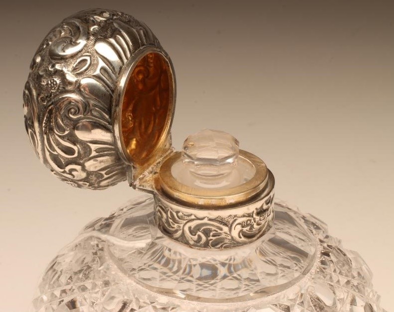 A LATE VICTORIAN SILVER MOUNTED GLASS SCENT BOTTLE Image