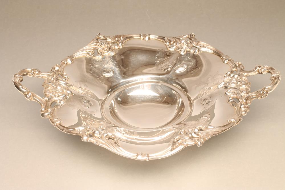 AN EARLY VICTORIAN SILVER TWO HANDLED DISH Image