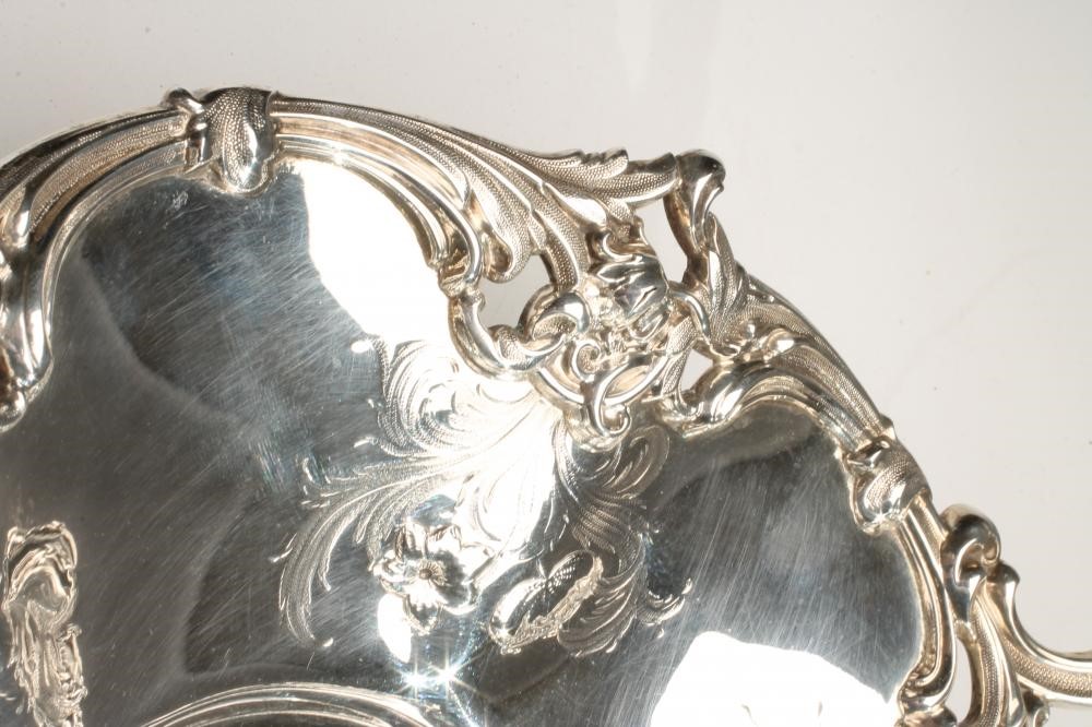 AN EARLY VICTORIAN SILVER TWO HANDLED DISH Image