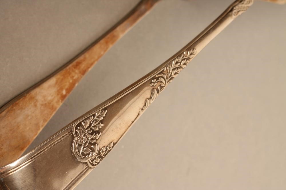 A PAIR OF EDWARDIAN SILVER PASTRY TONGS Image