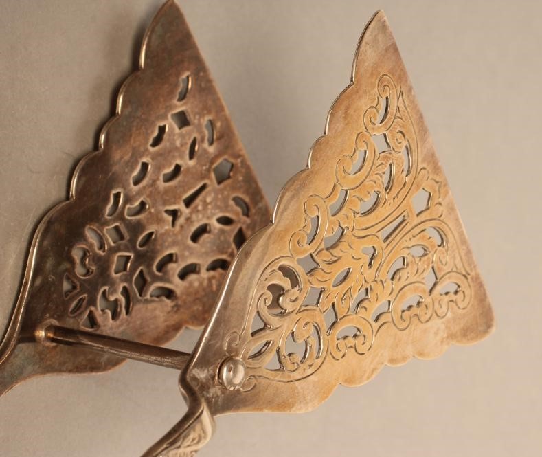 A PAIR OF EDWARDIAN SILVER PASTRY TONGS Image