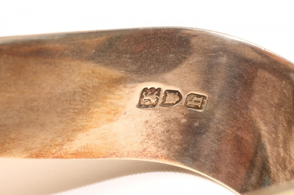 A PAIR OF EDWARDIAN SILVER PASTRY TONGS Image